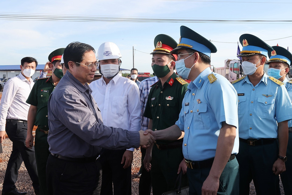 Thủ tướng Phạm Minh Chính thăm, chúc Tết kỹ sư, công nhân đang thi công Dự án Cảng hàng không quốc tế Long Thành. (Ảnh: Dương Giang/TTXVN)