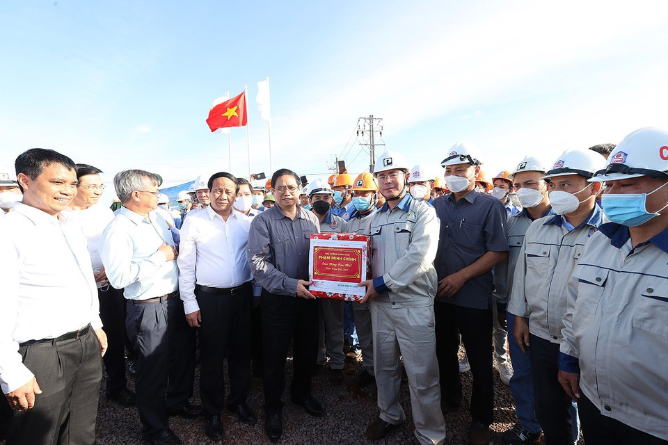 Thủ tướng Phạm Minh Chính thăm, tặng quà kỹ sư, công nhân đang thi công Dự án Cảng hàng không quốc tế Long Thành. (Ảnh: Dương Giang/TTXVN)
