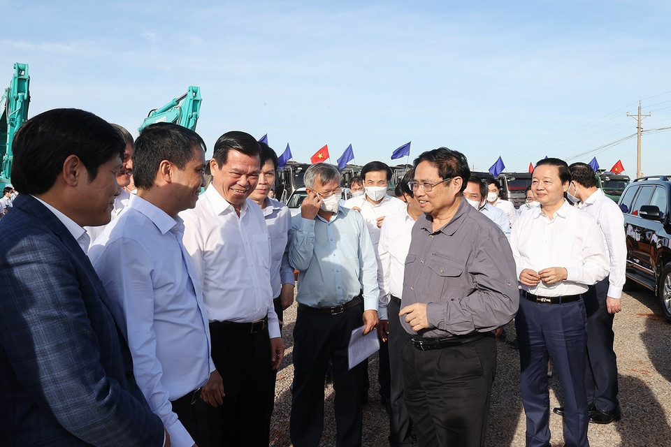 Thủ tướng Phạm Minh Chính thăm cán bộ, kỹ sư, công nhân đang thi công Dự án Cảng hàng không quốc tế Long Thành. (Ảnh: Dương Giang/TTXVN)