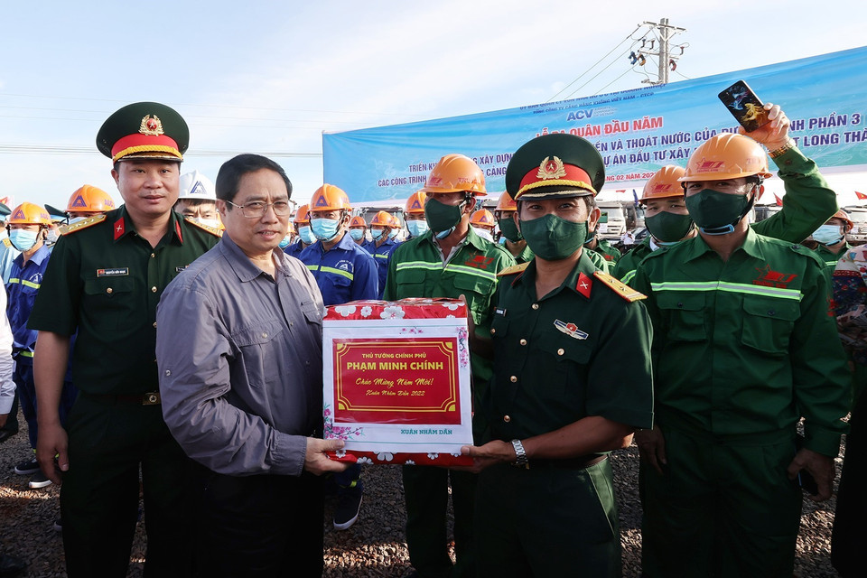 Thủ tướng Phạm Minh Chính thăm, tặng quà cán bộ, kỹ sư, công nhân đang thi công Dự án Cảng hàng không quốc tế Long Thành. (Ảnh: Dương Giang/TTXVN)