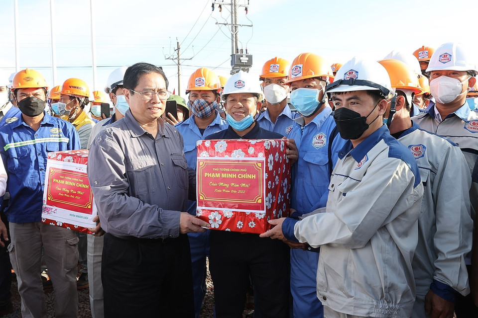 Thủ tướng Phạm Minh Chính thăm, tặng quà kỹ sư, công nhân đang thi công Dự án Cảng hàng không quốc tế Long Thành. (Ảnh: Dương Giang/TTXVN)