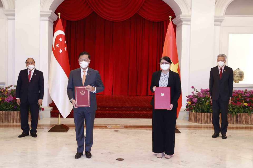 Chủ tịch nước Nguyễn Xuân Phúc với Thủ tướng Singapore Lý Hiển Long chứng kiến Lễ trao đổi thỏa thuận hợp tác giữa 2 nước. (Ảnh: Thống Nhất/TTXVN)