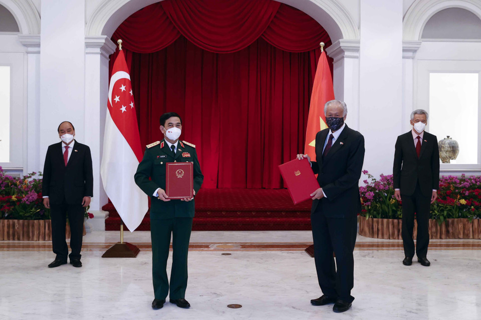 Chủ tịch nước Nguyễn Xuân Phúc với Thủ tướng Singapore Lý Hiển Long chứng kiến Lễ trao đổi thỏa thuận hợp tác giữa 2 nước. (Ảnh: Thống Nhất/TTXVN)