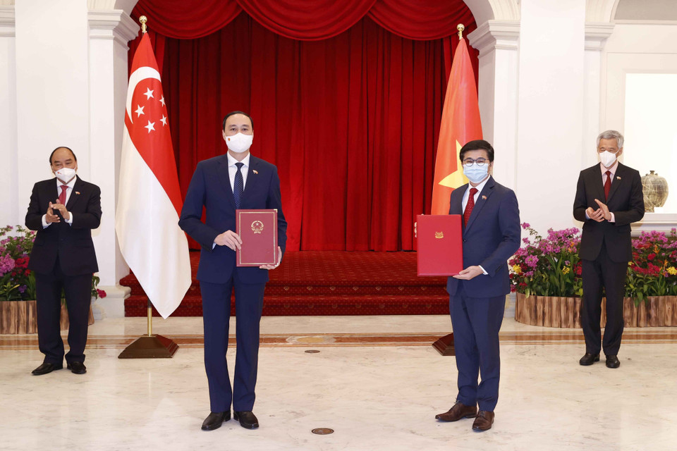 Chủ tịch nước Nguyễn Xuân Phúc với Thủ tướng Singapore Lý Hiển Long chứng kiến Lễ trao đổi thỏa thuận hợp tác giữa 2 nước. (Ảnh: Thống Nhất/TTXVN)