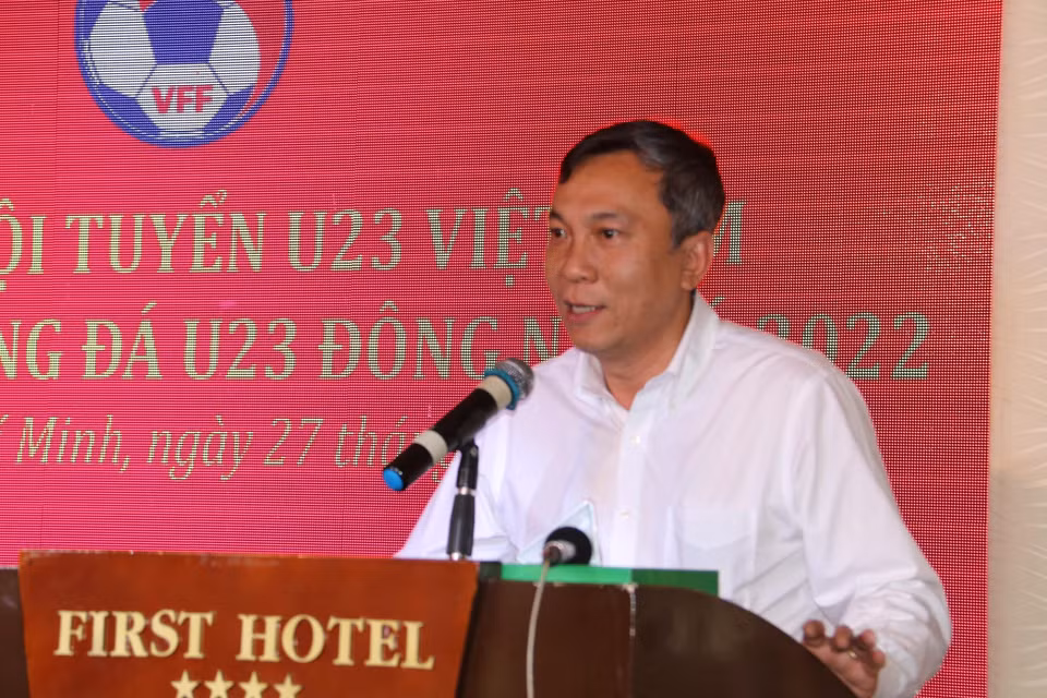 Quyền Chủ tịch Liên đoàn Bóng đá Việt Nam Trần Quốc Tuấn phát biểu chúc mừng thành tích đội tuyển U23 Việt Nam đoạt ngôi vô địch Giải U23 Đông Nam Á 2022. (Ảnh: Thanh Vũ/TTXVN)