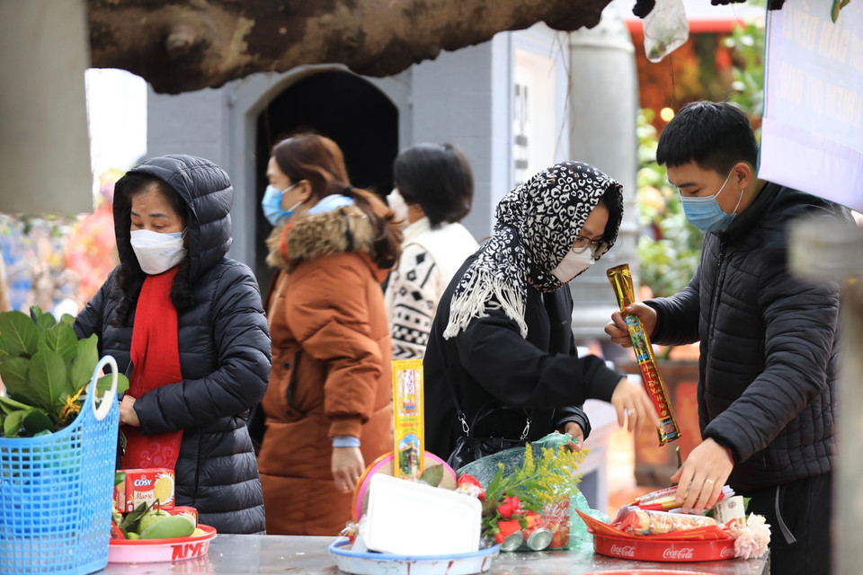 Chuẩn bị lễ vật trước khi vào lễ tại Phủ Tây Hồ.(Ảnh: Hoàng Hiếu/TTXVN)