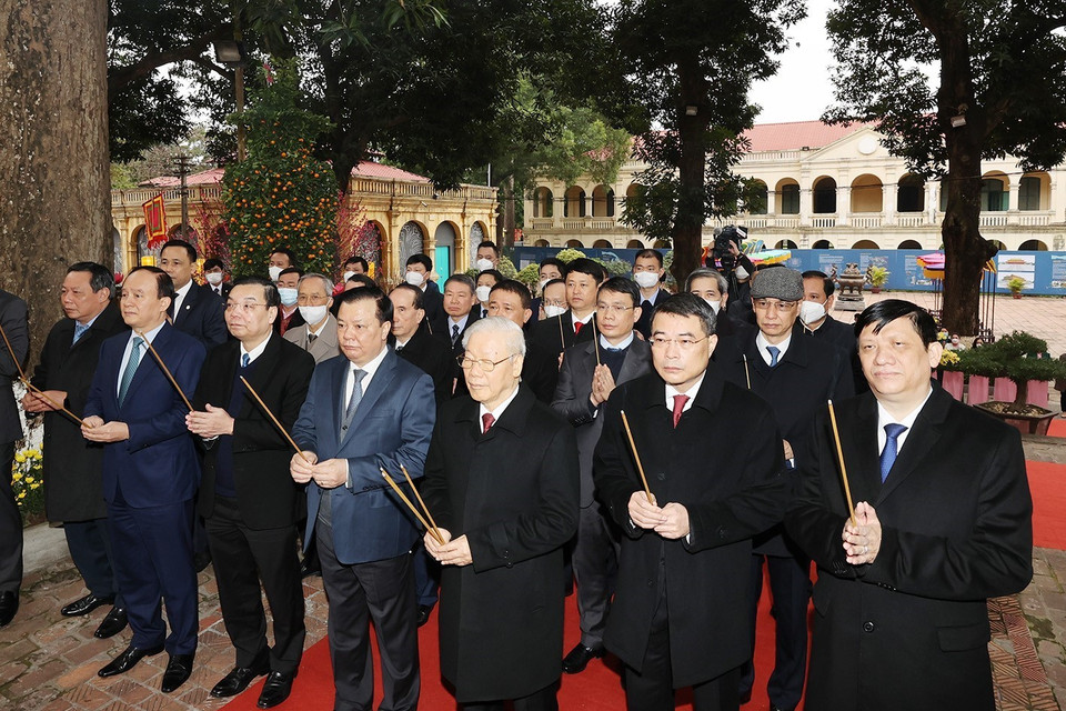 Tổng Bí thư Nguyễn Phú Trọng dâng hương tại Điện Kính Thiên - Khu di sản Hoàng thành Thăng Long. (Ảnh: Trí Dũng/TTXVN)