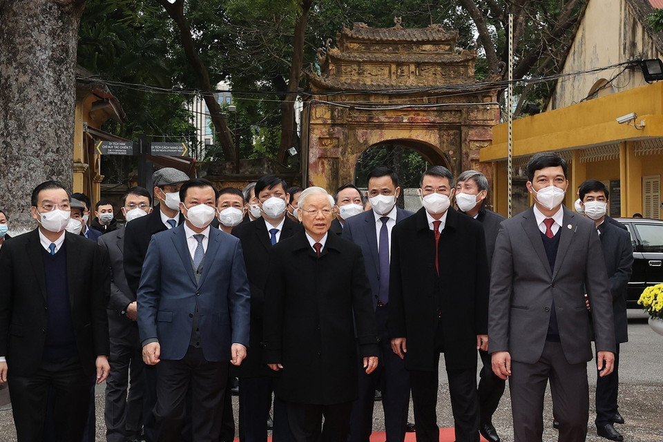Tổng Bí thư Nguyễn Phú Trọng và các đại biểu đến dâng hương tại Khu di sản Hoàng thành Thăng Long. (Ảnh: Trí Dũng/TTXVN)