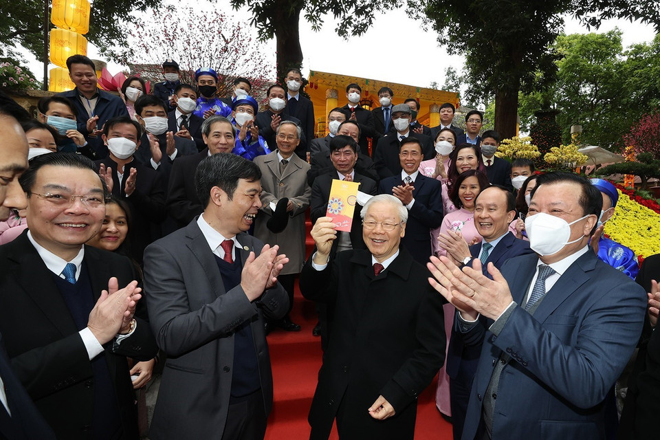Tổng Bí thư Nguyễn Phú Trọng và các đại biểu cùng với cán bộ, nhân viên Khu di sản Hoàng thành Thăng Long mừng Tết Nhâm Dần 2022. (Ảnh: Trí Dũng/TTXVN)