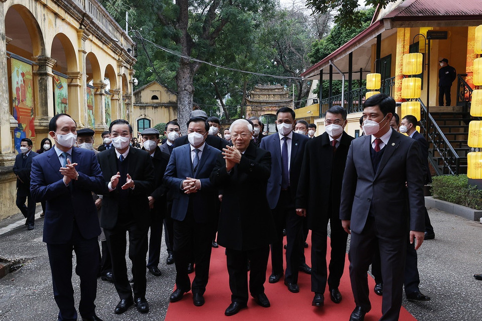 Tổng Bí thư Nguyễn Phú Trọng và các đại biểu tại Khu di sản Hoàng thành Thăng Long. (Ảnh: Trí Dũng/TTXVN)