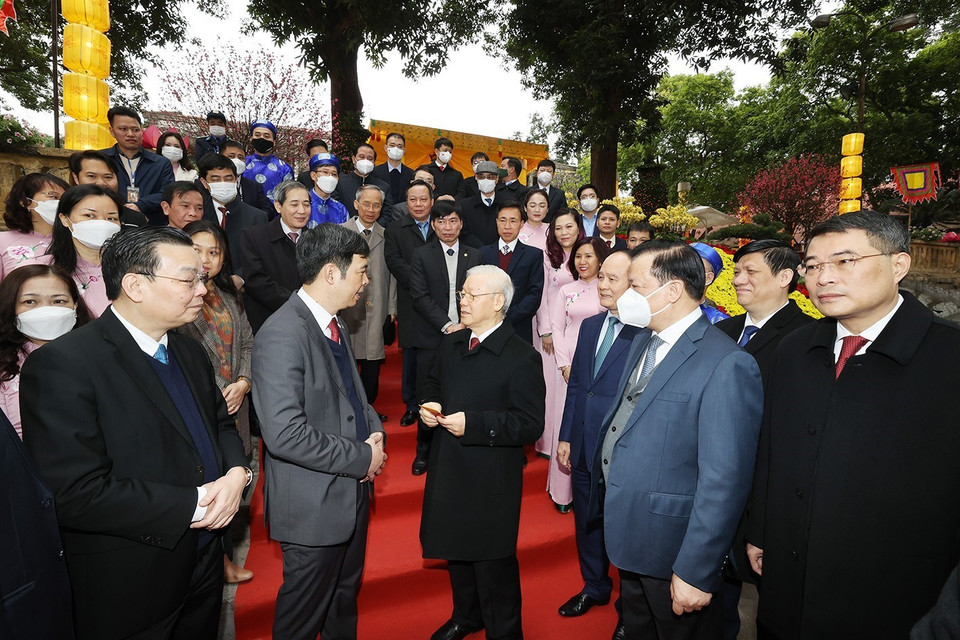 Tổng Bí thư Nguyễn Phú Trọng chúc Tết cán bộ, nhân viên Khu di sản Hoàng thành Thăng Long. (Ảnh: Trí Dũng/TTXVN)