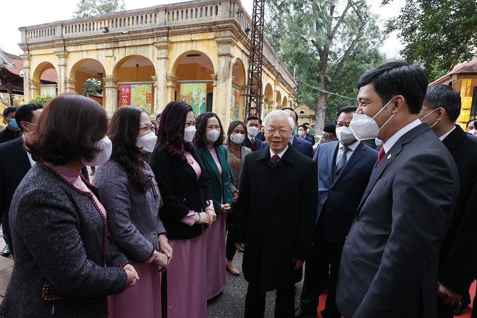 Tổng Bí thư Nguyễn Phú Trọng nói chuyện với cán bộ, nhân viên Khu di sản Hoàng thành Thăng Long. (Ảnh: Trí Dũng/TTXVN)