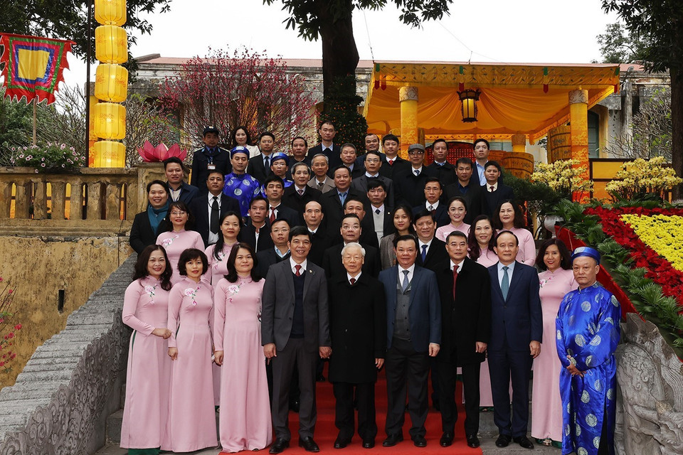 Tổng Bí thư Nguyễn Phú Trọng và các đại biểu chụp ảnh chung với cán bộ, nhân viên Khu di sản Hoàng thành Thăng Long. (Ảnh: Trí Dũng/TTXVN)