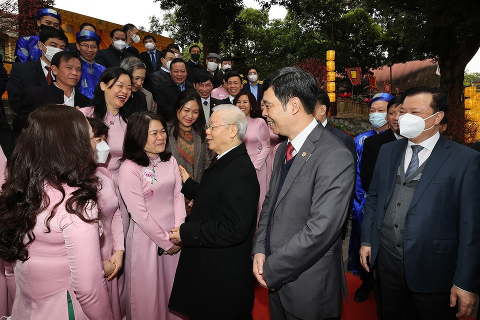 Tổng Bí thư Nguyễn Phú Trọng chúc Tết cán bộ, nhân viên Khu di sản Hoàng thành Thăng Long. (Ảnh: Trí Dũng/TTXVN)