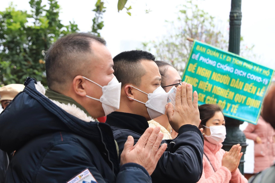 Thành tâm khấn vái cầu phúc, cầu an… cho gia đình trong Năm Mới. (Ảnh: Hoàng Hiếu/TTXVN)