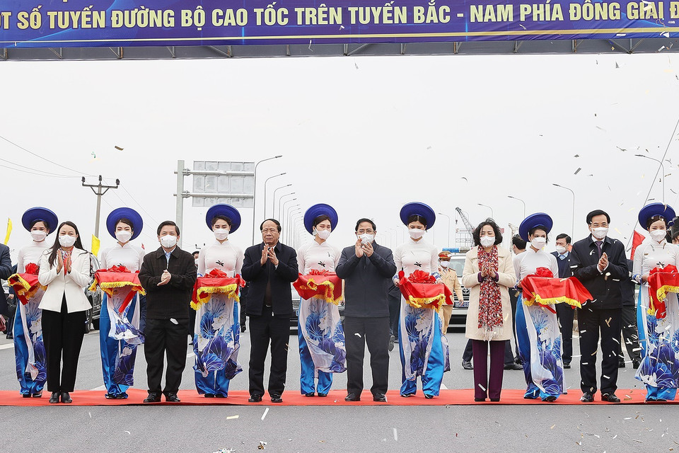 Thủ tướng Phạm Minh Chính và các đại biểu cắt băng khánh thành đoạn cao tốc Cao Bồ-Mai Sơn. (Ảnh: Dương Giang/TTXVN)