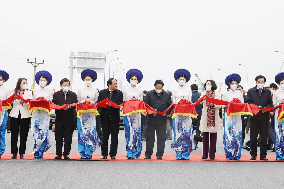 Cắt băng khánh thành đoạn cao tốc Cao Bồ-Mai Sơn. (Ảnh: Dương Giang/TTXVN)