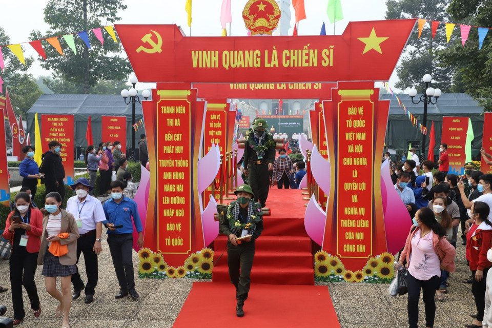 Lễ tòng quân tại Bình Dương. (Ảnh: Chí Tưởng/TTXVN)