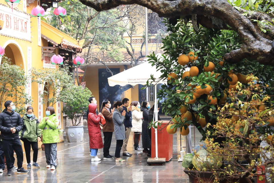 Người dân đi lễ tại chùa Quán Sứ dịp rằm tháng Giêng. (Ảnh: Hoàng Hiếu/TTXVN)