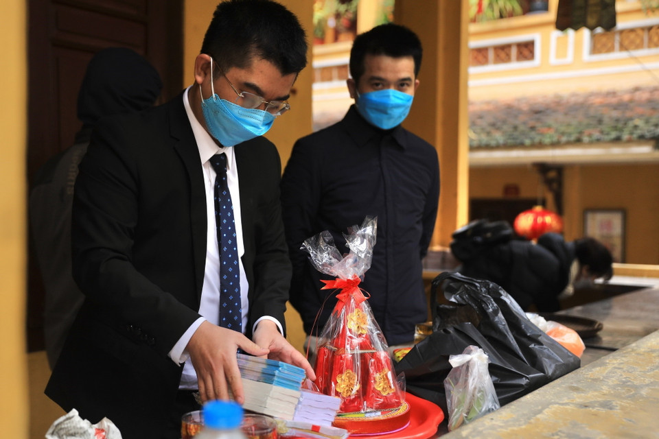 Sắp lễ trước khi vào lễ tại chùa Quán Sứ. (Ảnh: Hoàng Hiếu/TTXVN)