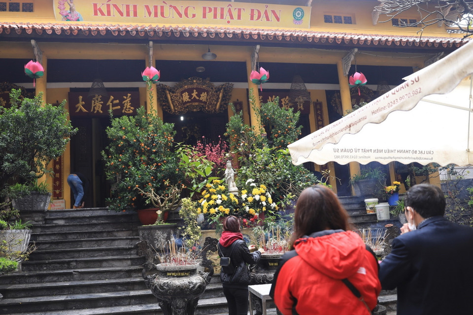 Người dân đi lễ tại chùa Quán Sứ dịp rằm tháng Giêng. (Ảnh: Hoàng Hiếu/TTXVN)