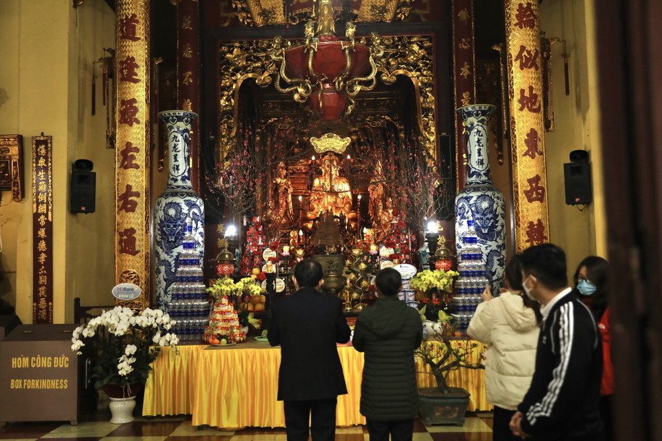 Lễ tại chính điện Chùa Quán Sứ. (Ảnh: Hoàng Hiếu/TTXVN)