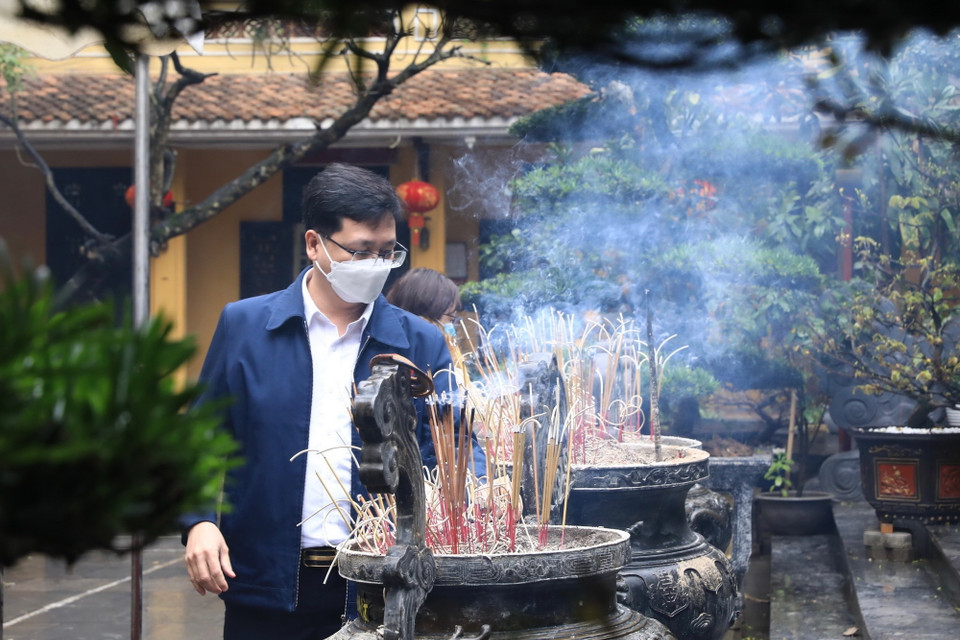 Thắp nén hương tỏ lòng thành kính (chụp sáng 13/2/2022 tại chùa Quán Sứ). (Ảnh: Hoàng Hiếu/TTXVN)