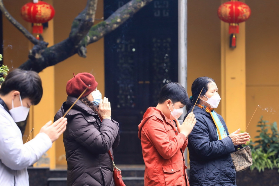 Thành tâm khấn vái cầu phúc, cầu an cho gia đình trong Năm Mới. (Ảnh: Hoàng Hiếu/TTXVN)