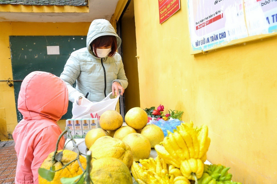 Người dân chuẩn bị đồ lễ tại chùa Phúc Khánh. (Ảnh: Hoàng Hiếu/TTXVN)