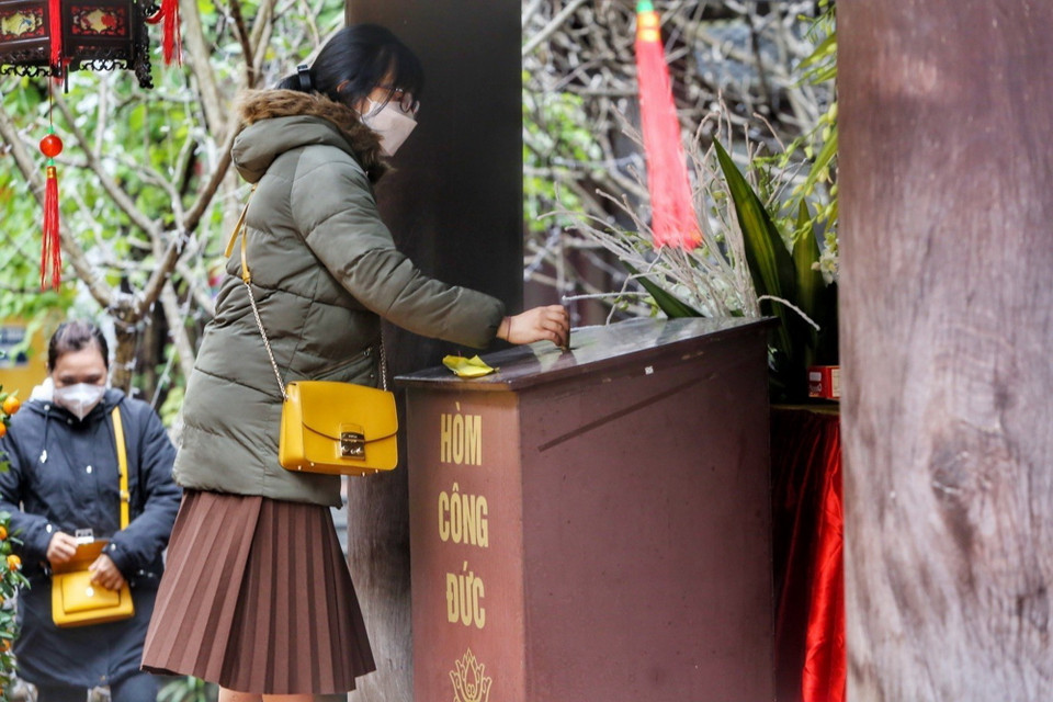 Người dân đi lễ cầu bình an, may mắn tại chùa Phúc Khánh.(Ảnh: Hoàng Hiếu/TTXVN)