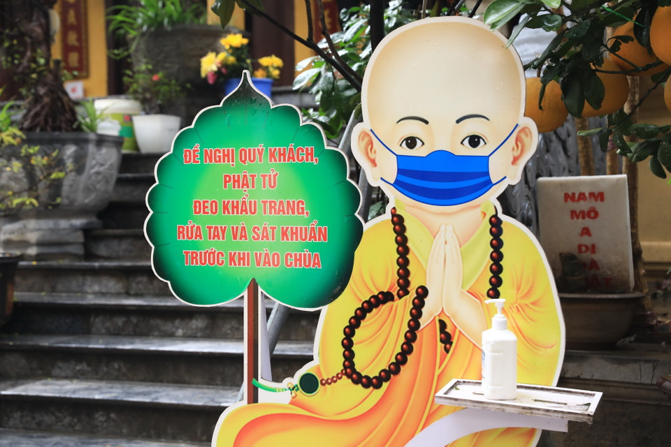 Để đảm bảo an toàn cho người đi lễ, chùa Quán Sứ đặt các bảng yêu cầu thực hiện nghiêm “Thông điệp 5K”. (Ảnh: Hoàng Hiếu/TTXVN)