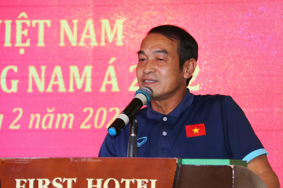Huấn luyện viên đội U23 Việt Nam Đinh Thế Nam phát biểu tại buổi gặp mặt. (Ảnh: Thanh Vũ/TTXVN)