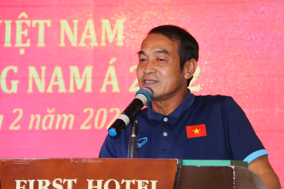 Huấn luyện viên đội U23 Việt Nam Đinh Thế Nam phát biểu tại buổi gặp mặt. (Ảnh: Thanh Vũ/TTXVN)