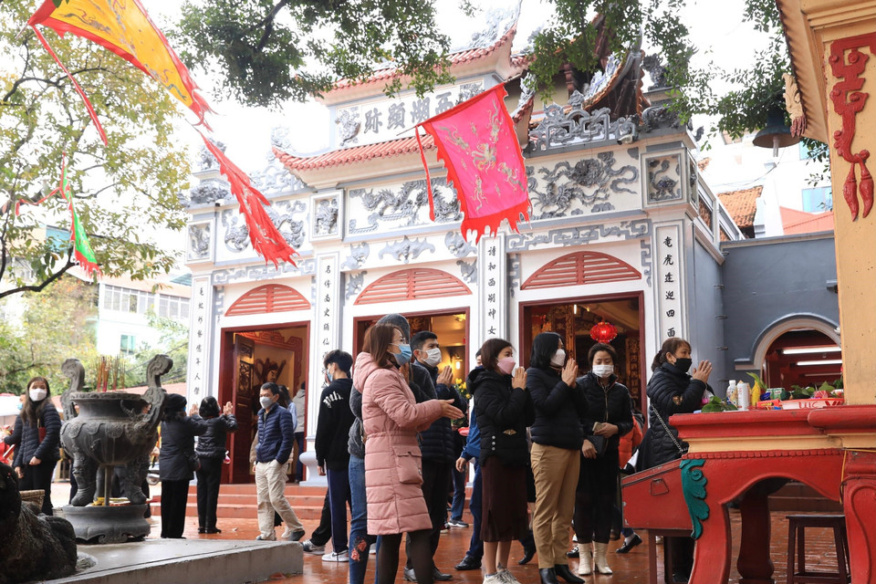 Người dân đến cúng bái, cầu phúc, cầu lộc, cầu may tại Phủ Tây Hồ ngày 13 tháng Giêng năm Nhâm Dần. (Ảnh: Hoàng Hiếu/TTXVN)