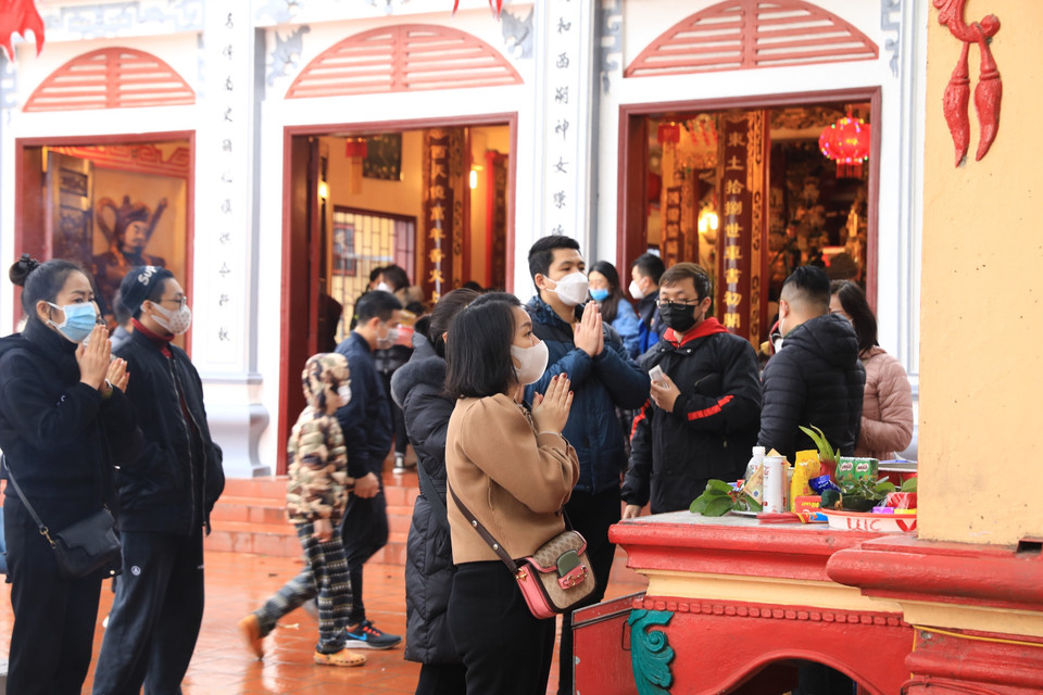 Người dân đến cúng bái, cầu phúc, cầu lộc, cầu may tại Phủ Tây Hồ ngày 13 tháng Giêng năm Nhâm Dần.(Ảnh: Hoàng Hiếu/TTXVN)