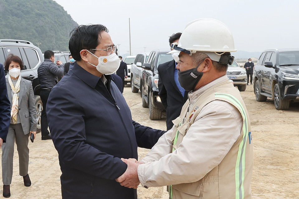 Thủ tướng Phạm Minh Chính động viên kỹ sư, công nhân thi công cao tốc Bắc-Nam phía Đông đoạn qua Tam Điệp (Ninh Bình). (Ảnh: Dương Giang/TTXVN)