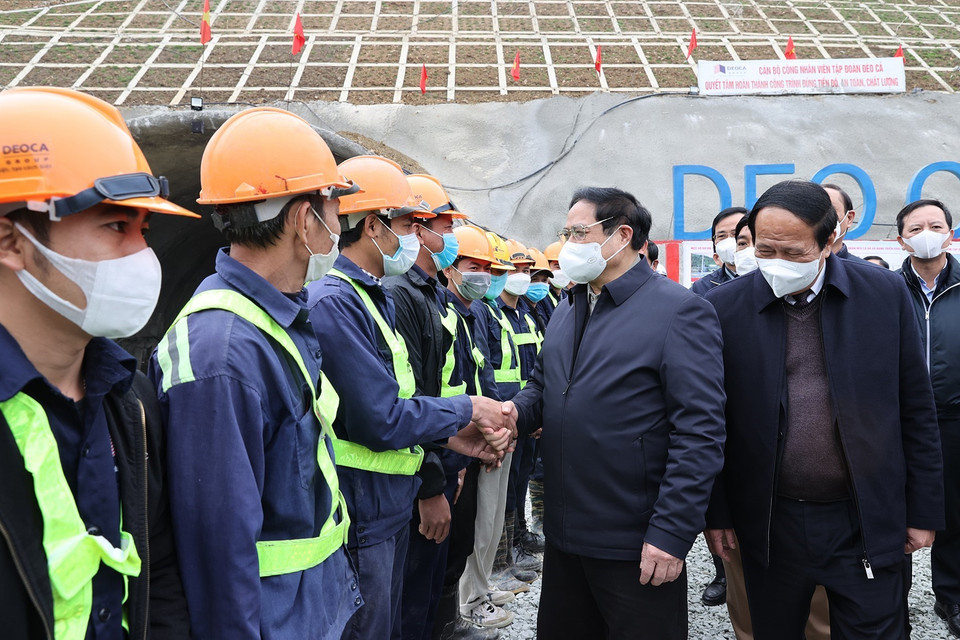 Thủ tướng Phạm Minh Chính động viên kỹ sư, công nhân thi công cao tốc Bắc-Nam phía Đông đoạn qua hầm Thung Thi (Mai Sơn-Thanh Hóa). (Ảnh: Dương Giang/TTXVN)