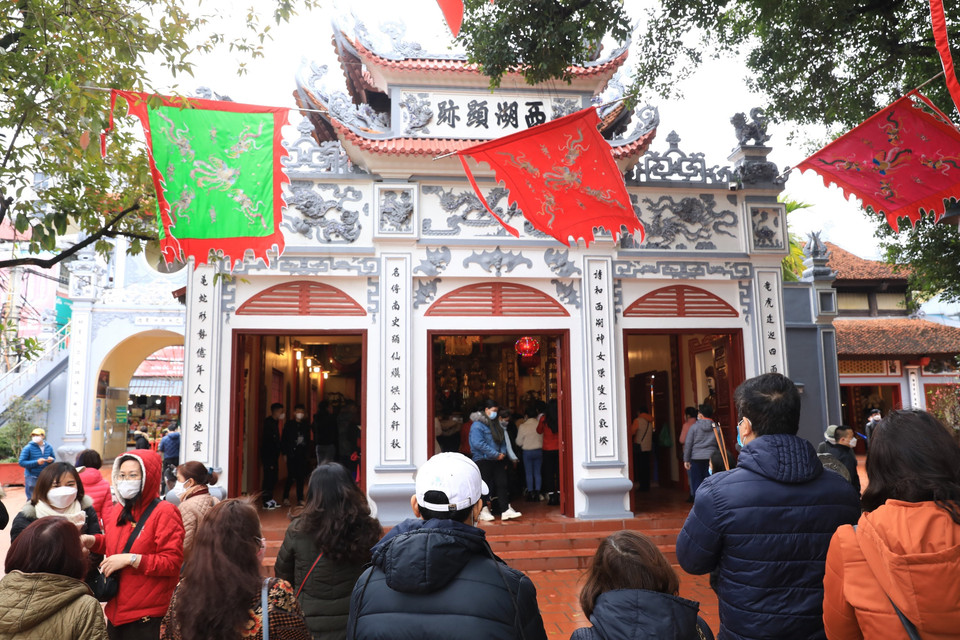 Rất đông người dân đến cầu phúc, cầu an, cầu may mắn tại Phủ Tây Hồ ngày 13/2. (Ảnh: Hoàng Hiếu/TTXVN)