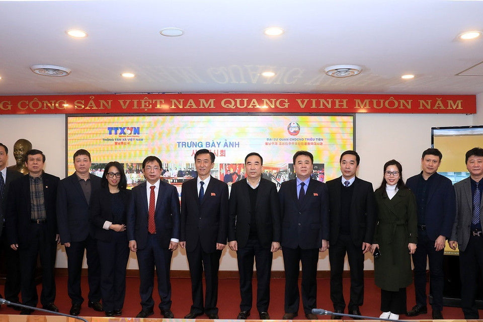 Phó Tổng giám đốc Thông tấn xã Việt Nam Nguyễn Tuấn Hùng và Tham tán, Đại biện lâm thời Đại sứ quán Cộng hòa dân chủ nhân dân Triều Tiên tại Việt Nam Ri Ho Jun cùng các đại biểu chụp ảnh lưu niệm. (Ảnh: Tuấn Anh/TTXVN)