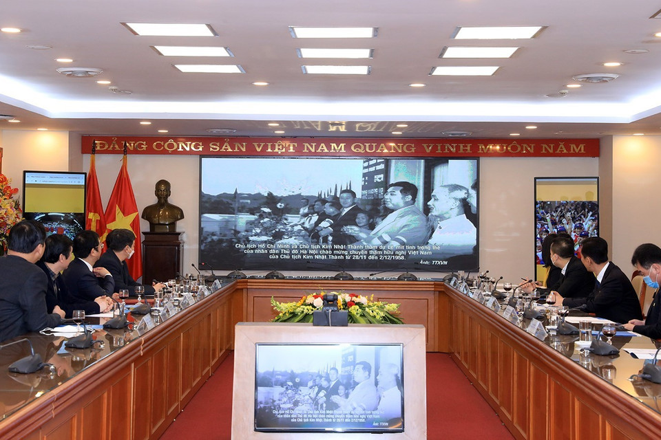 Phó Tổng giám đốc Thông tấn xã Việt Nam Nguyễn Tuấn Hùng và Tham tán, Đại biện lâm thời Đại sứ quán Cộng hòa dân chủ nhân dân Triều Tiên tại Việt Nam Ri Ho Jun cùng các đại biểu xem trình chiếu trưng bày ảnh. (Ảnh: Tuấn Anh/TTXVN)