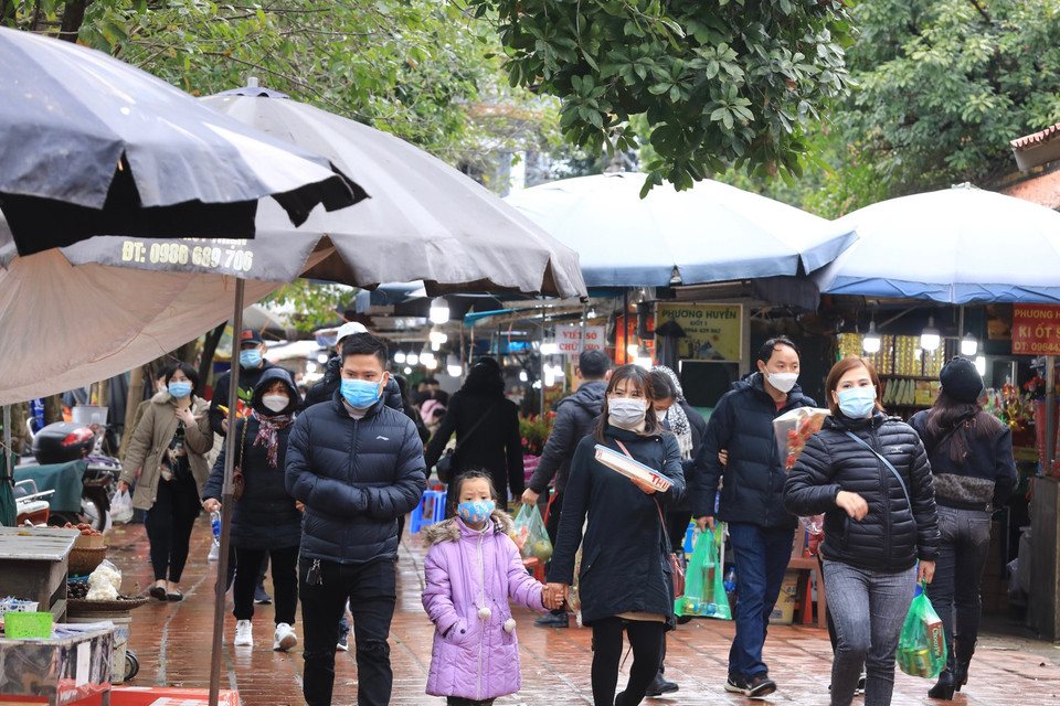 Người dân đến lễ Phủ Tây Hồ ngày 13/2 (tức 13 tháng Giêng năm Nhâm Dần). (Ảnh: Hoàng Hiếu/TTXVN)