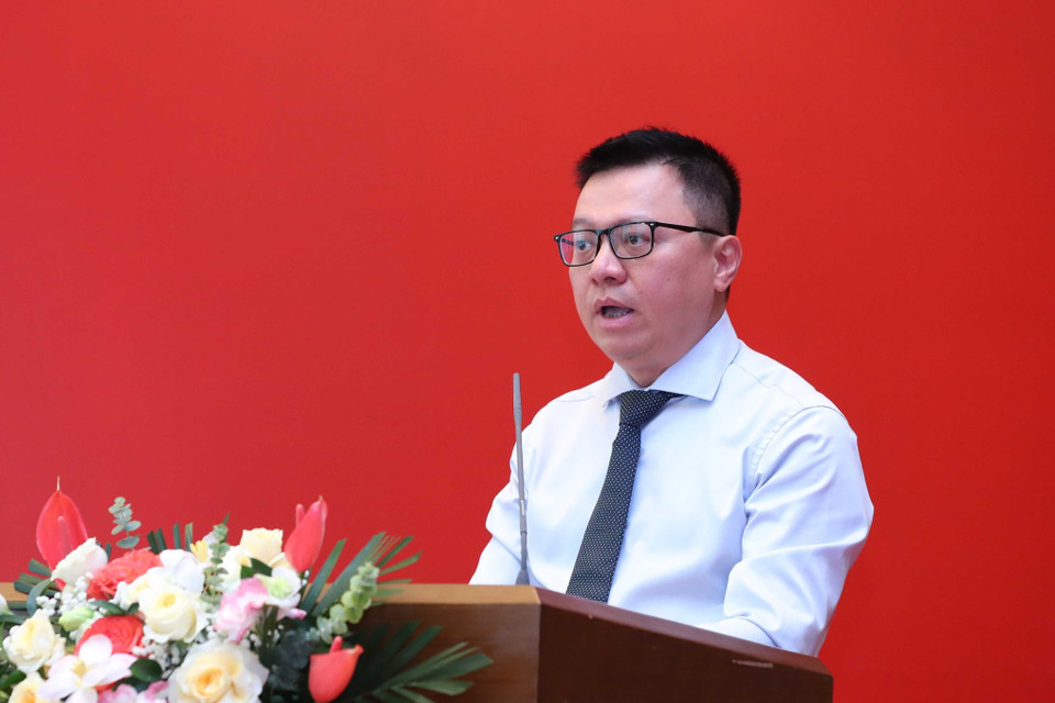 Ông Lê Quốc Minh, Ủy viên Trung ương Đảng, Phó Trưởng Ban Tuyên giáo Trung ương, Tổng biên tập báo Nhân Dân, Bí thư Đảng đoàn, Chủ tịch Hội Nhà báo Việt Nam, phát biểu tại buổi gặp mặt. (Ảnh: An Đăng/TTXVN)