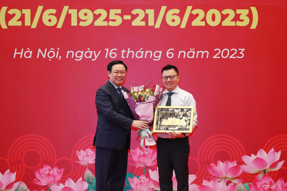 Chủ tịch Quốc hội Vương Đình Huệ tặng quà lưu niệm cho Hội Nhà báo Việt Nam tại buổi gặp mặt. (Ảnh: An Đăng/TTXVN)