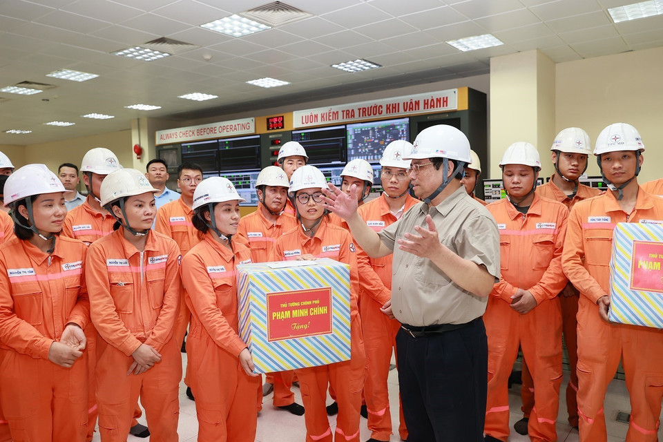 Thủ tướng Phạm Minh Chính tặng quà cho công nhân, kỹ sư Công ty Nhiệt điện Mông Dương. (Ảnh: Dương Giang/TTXVN)