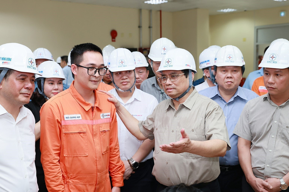 Thủ tướng Phạm Minh Chính kiểm tra tình hình sản xuất và cung ứng điện tại Công ty Nhiệt điện Mông Dương (thành phố Cẩm Phả). (Ảnh: Dương Giang/TTXVN)