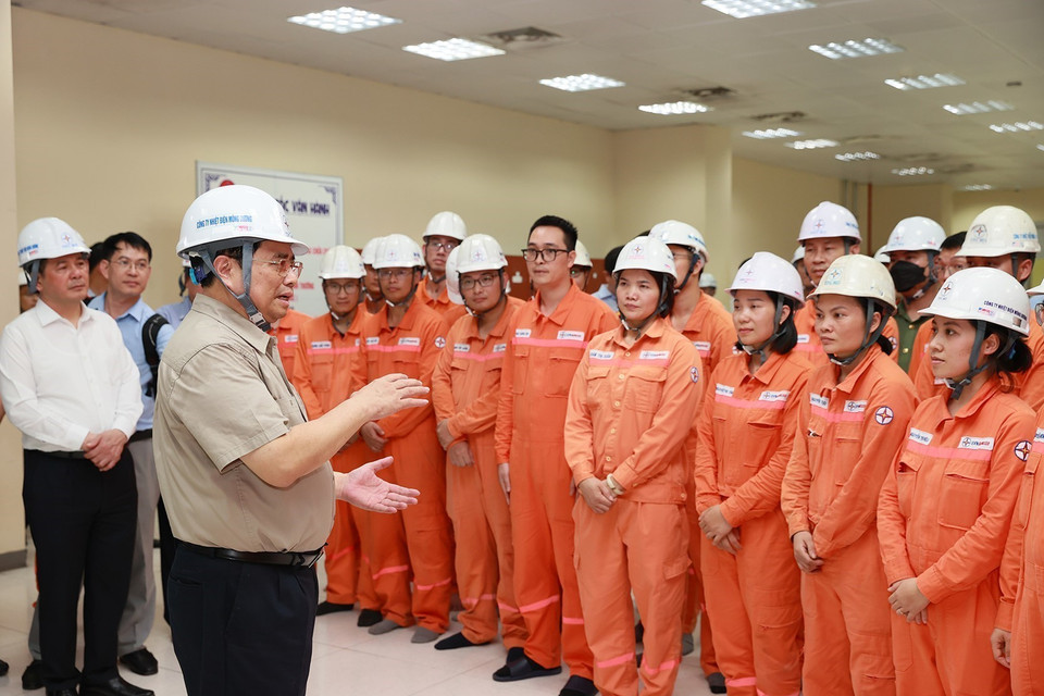 Thủ tướng Phạm Minh Chính giao nhiệm vụ cho công nhân, kỹ sư Công ty Nhiệt điện Mông Dương. (Ảnh: Dương Giang/TTXVN)