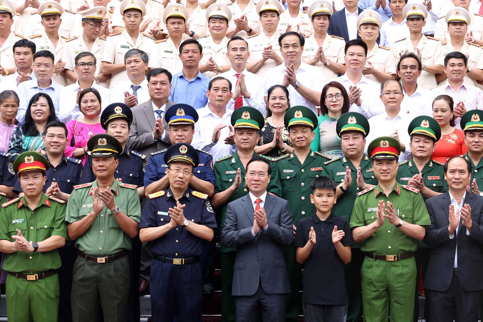 Chủ tịch nước Võ Văn Thưởng với các đại biểu tham dự buổi gặp mặt. (Ảnh: Thống Nhất/TTXVN)