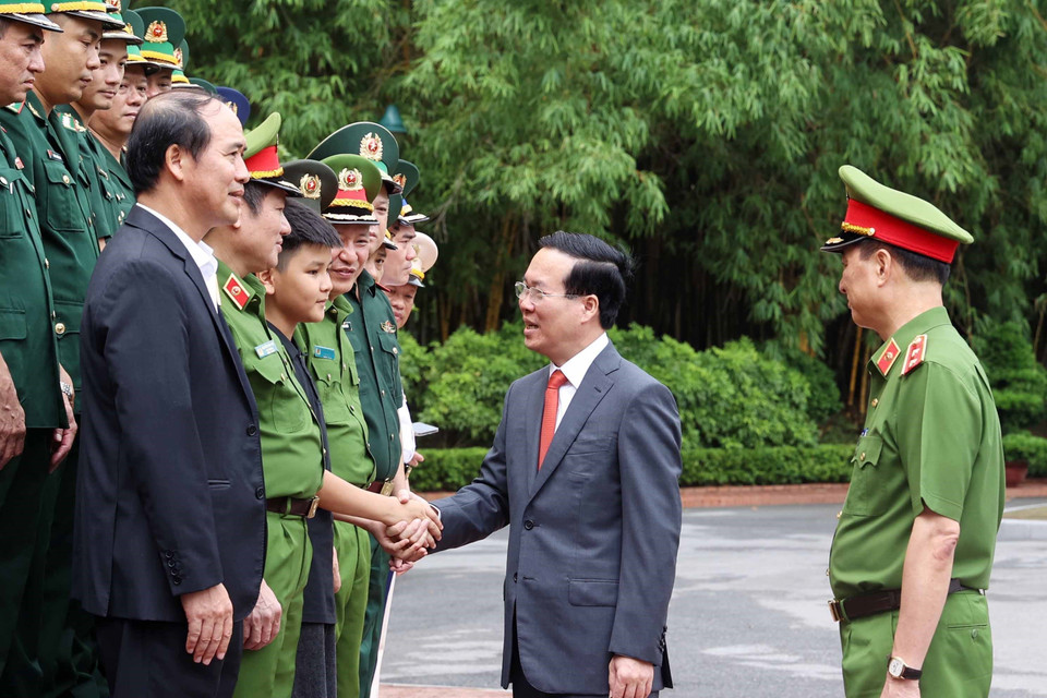 Chủ tịch nước Võ Văn Thưởng và em Lường Quốc Bảo, con của Đại úy, liệt sỹ Lường Phát Chiêm, Trung đội trưởng Phòng Cảnh sát bảo vệ và hỗ trợ tư pháp, Công an tỉnh Sơn La. (Ảnh: Thống Nhất/TTXVN)