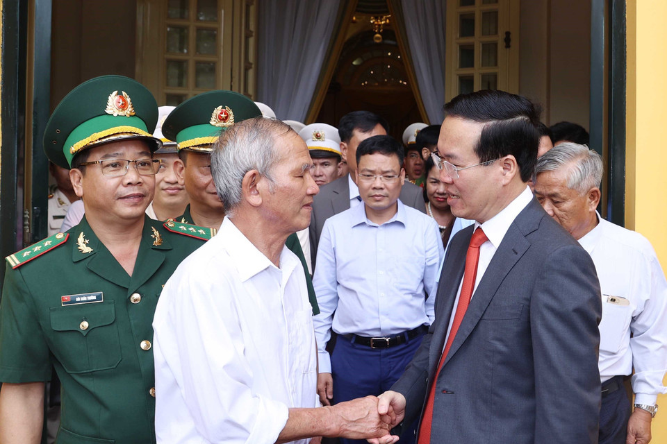 Chủ tịch nước Võ Văn Thưởng với thân nhân các liệt sỹ hy sinh trên mặt trận đấu tranh phòng, chống ma túy. (Ảnh: Thống Nhất/TTXVN)