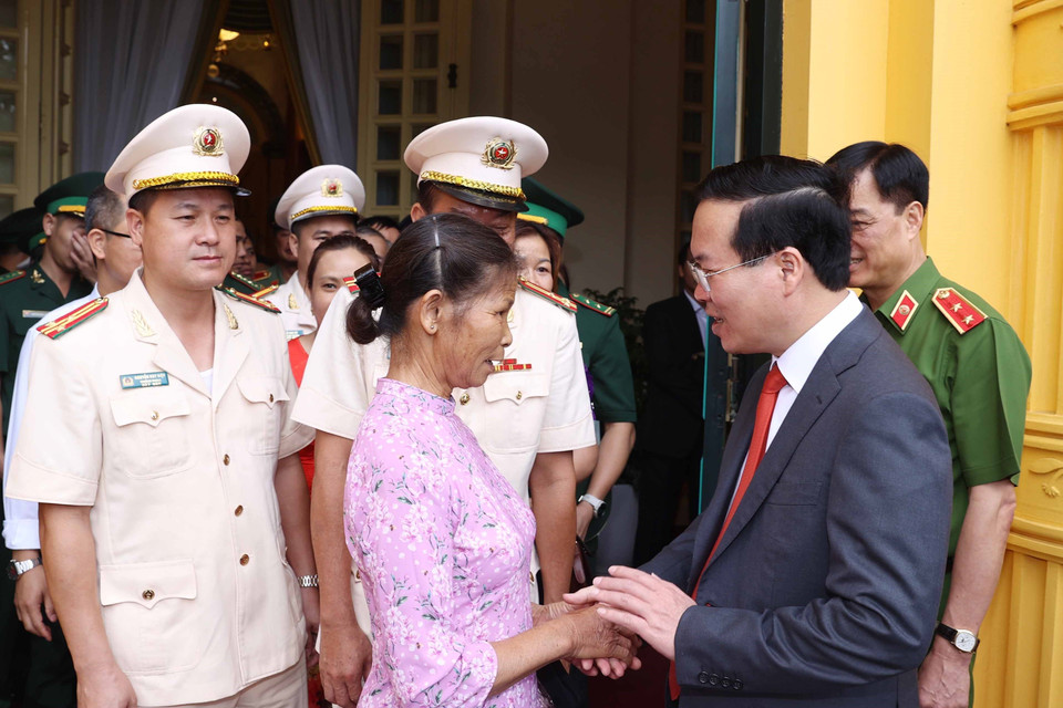 Chủ tịch nước Võ Văn Thưởng với thân nhân các liệt sỹ hy sinh trên mặt trận đấu tranh phòng, chống ma túy. (Ảnh: Thống Nhất/TTXVN)